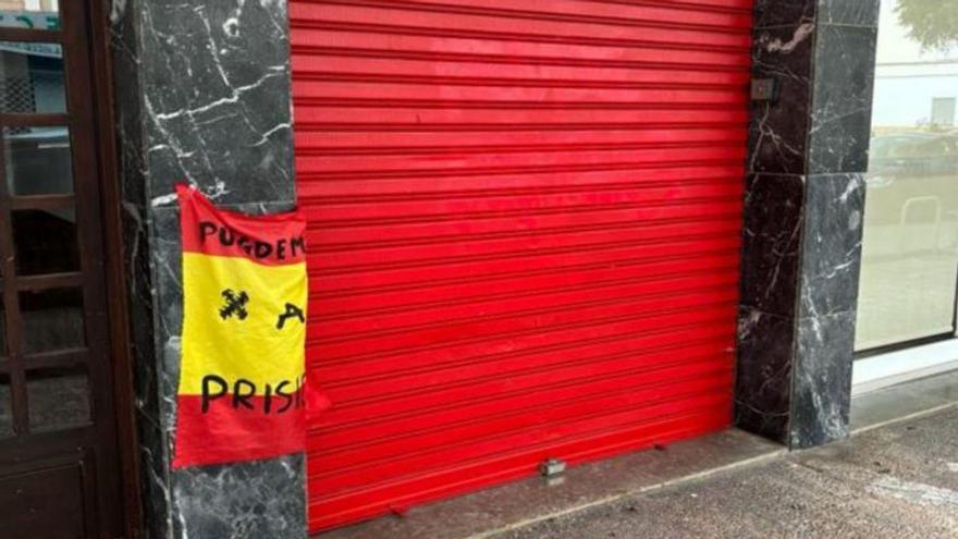 Bandera contra la amnistía en la sede del PSOE en Vila
