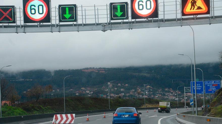 Indicadores de límite de velocidad a 60 kilómetros por hora en la autopista AP-9 llegando al puente de Rande. // Gonzalo Núñez