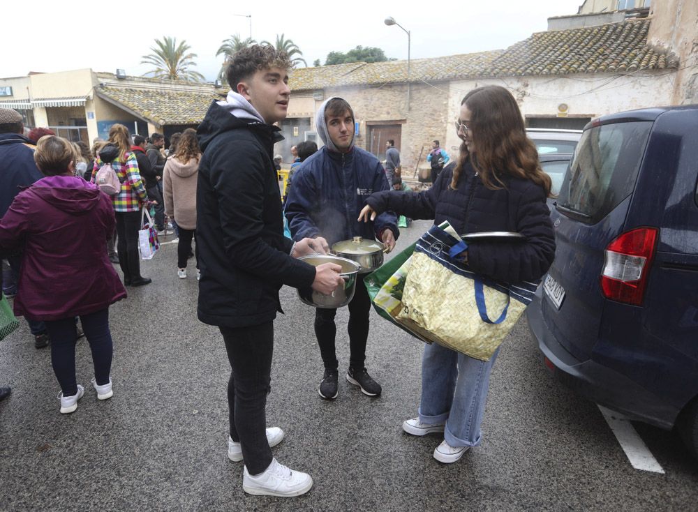 Reparto de calderas en Albalat dels Tarongers en día de su patrona.