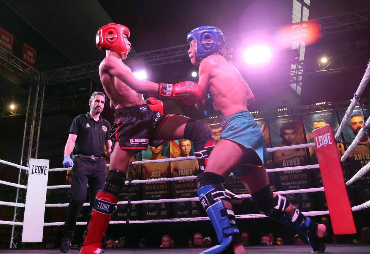 Mehmet el Kadiri, del Box Gym, de vermell, derrota Andrei Castillo en un dels combats de kickbòxing de base