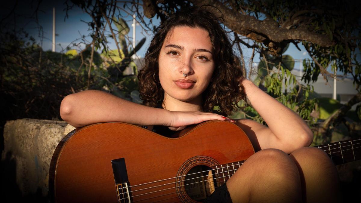 La Caseta del Muelle de Arinaga recibe hoy a la cantautora Salomé Moreno.