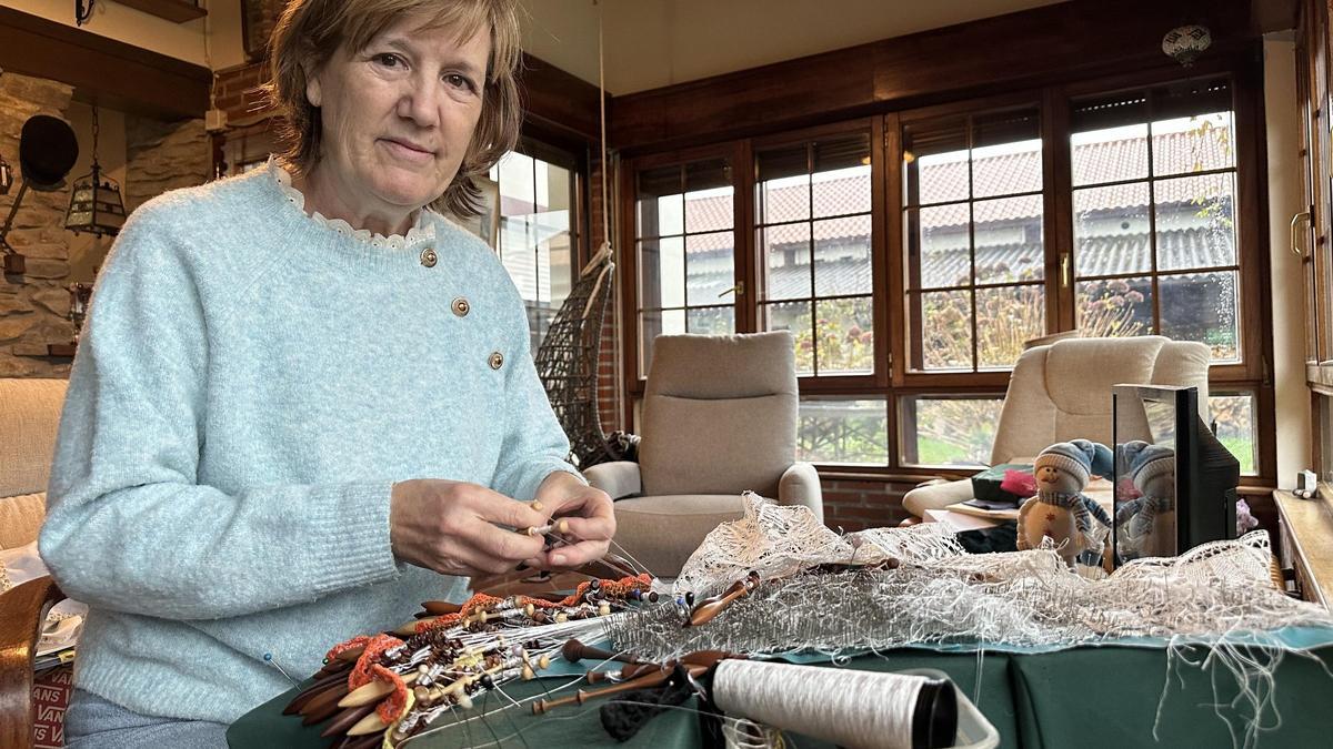 Belén Hernández, en el rincón del salón de su casa donde hace encaje de bolillos.