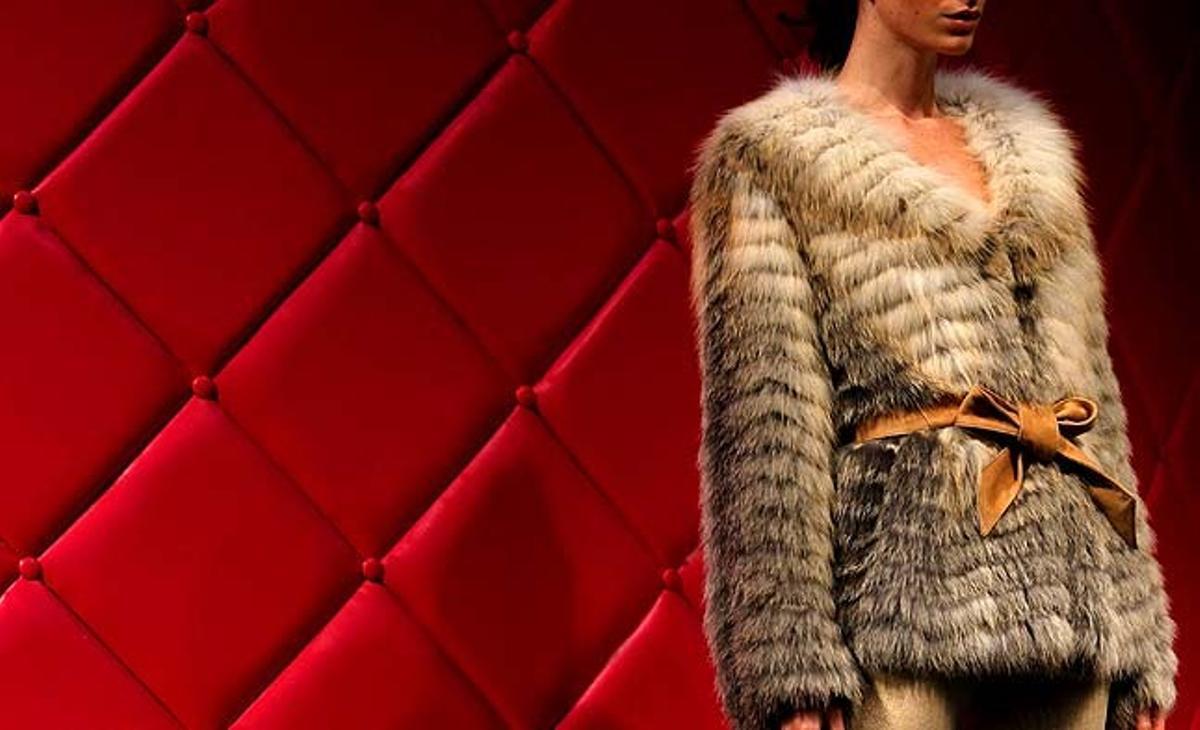 Una model desfila amb un vestit de pell durant la mostra de la Federació de pells de Hong Kong (Xina), en el marc de la Setmana de la Moda de Hong Kong per a la Tardor / Hivern 2011.