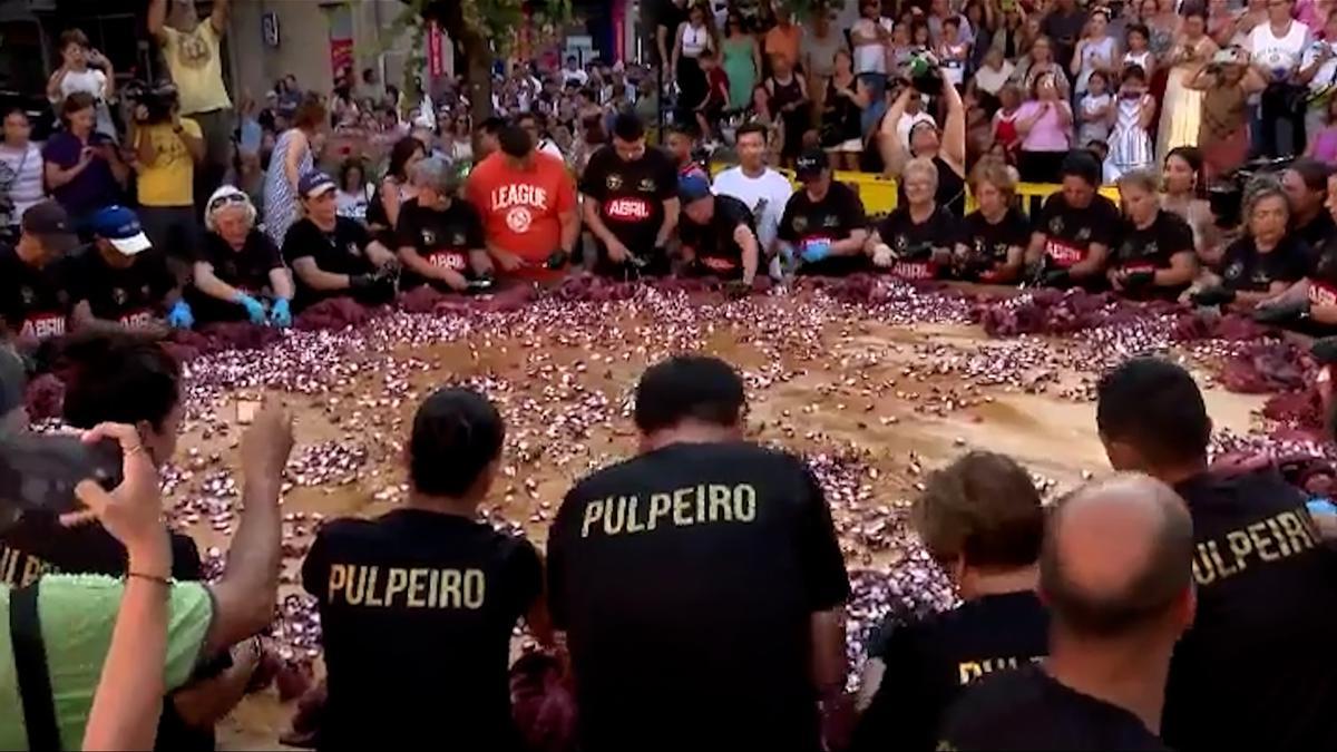 Pulpeiros y pulpeiras de Carballiño preparan la tapa más grande del mundo