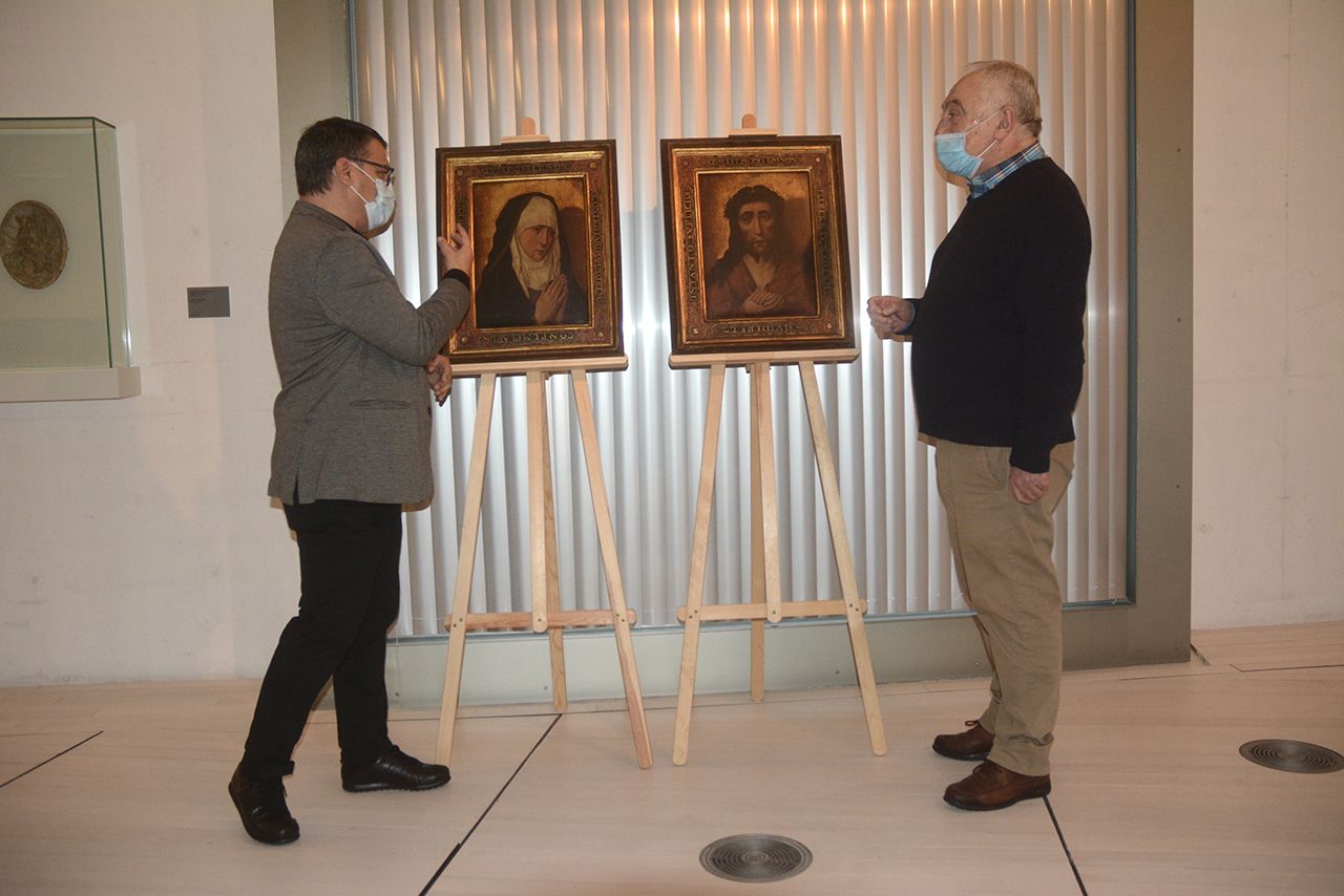 Xosé Manuel Rey, director del Museo, y César Mosquera, vicepresidente de la Diputación, con las obras que se devolverán a Polonia