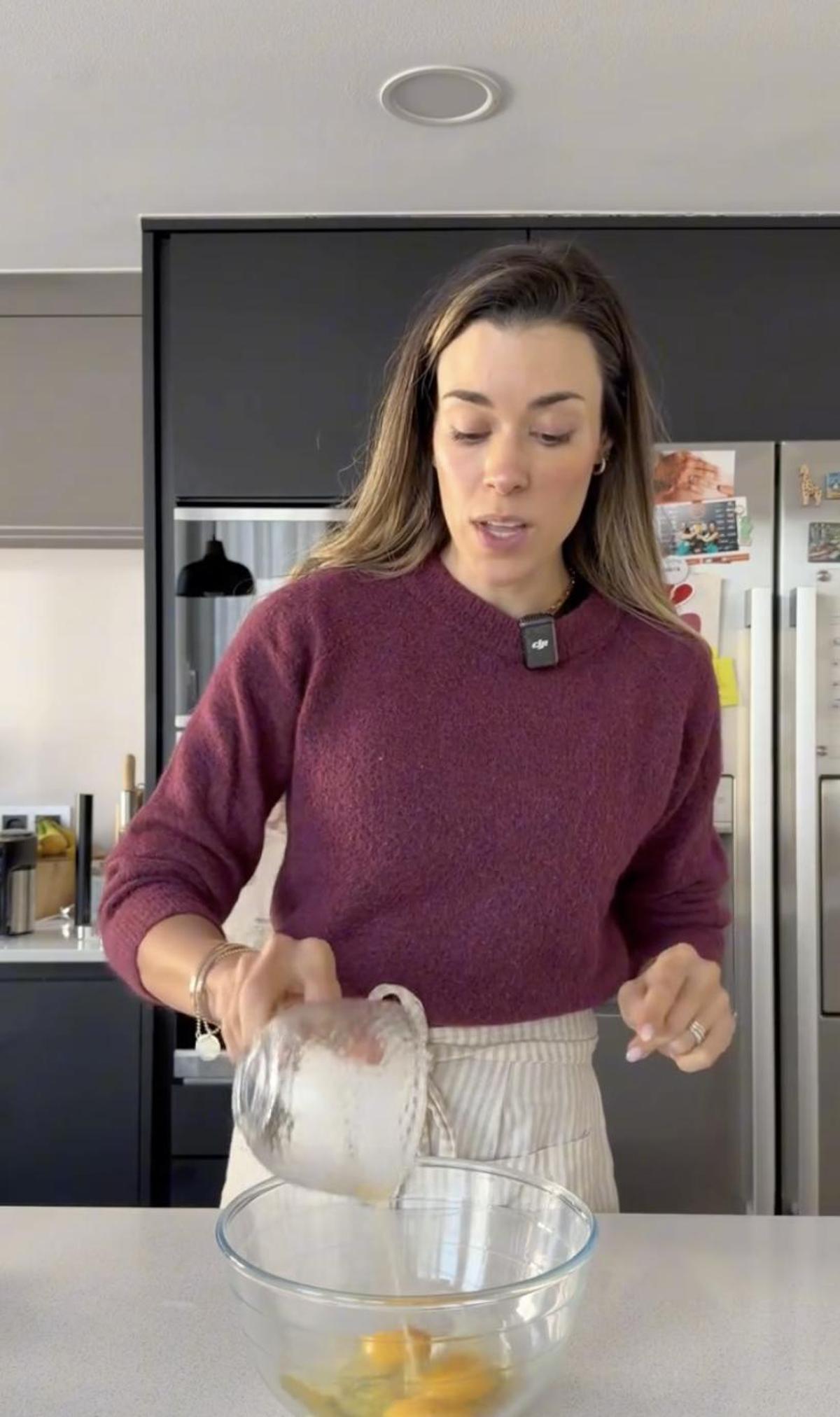 La cocina de Marta Sanahuja combina el blanco de las paredes con muebles negros