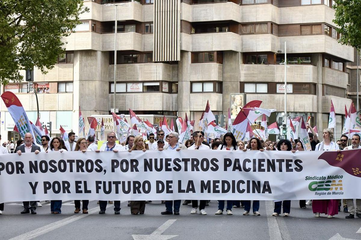 Las imágenes de la protesta de médicos contra el Estatuto Marco este miércoles en Murcia
