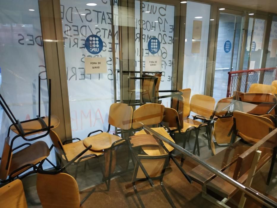 Estudiants de la UPC de Manresa impedeixen l'accés al centre amb barricades