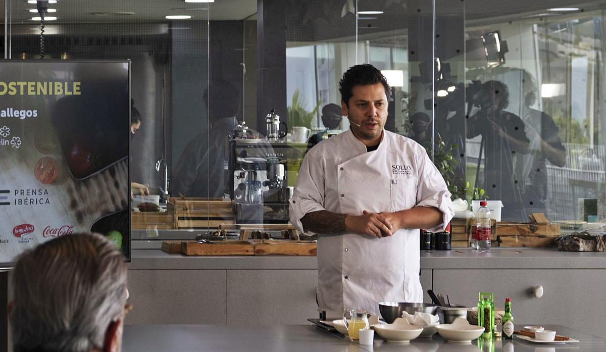 El chef Diego Gallegos, en un momento de su masterclass sobre Gastronomía Sostenible