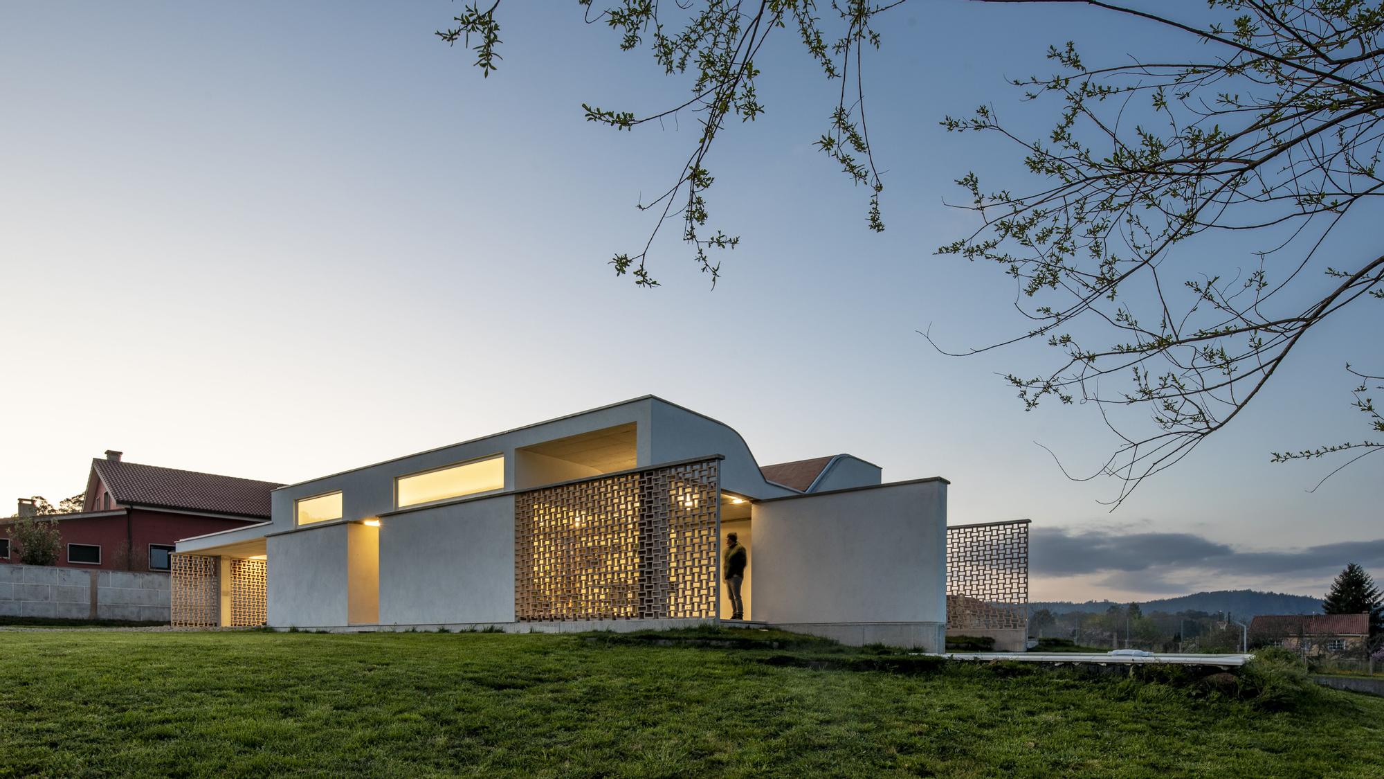 Exterior de la vivienda premiada en Brión.