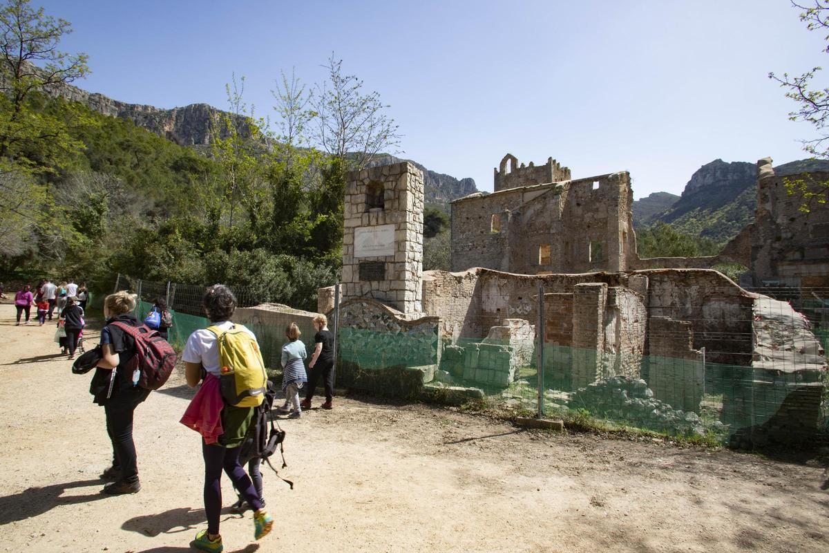 Un grupo de visitantes pasa junto a las ruinas del monasterio, en una imagen de archivo.
