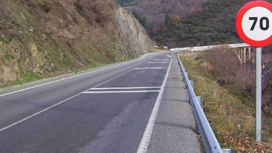 Sorprenden en Salas a un motorista que excedió en 113 km/h la velocidad permitida