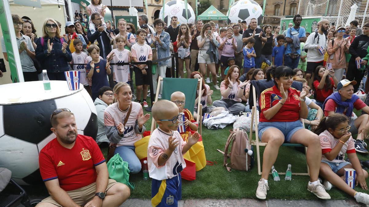 Ambiente en la plaza de la catedral por el partido de la Eurocopa el año pasado.