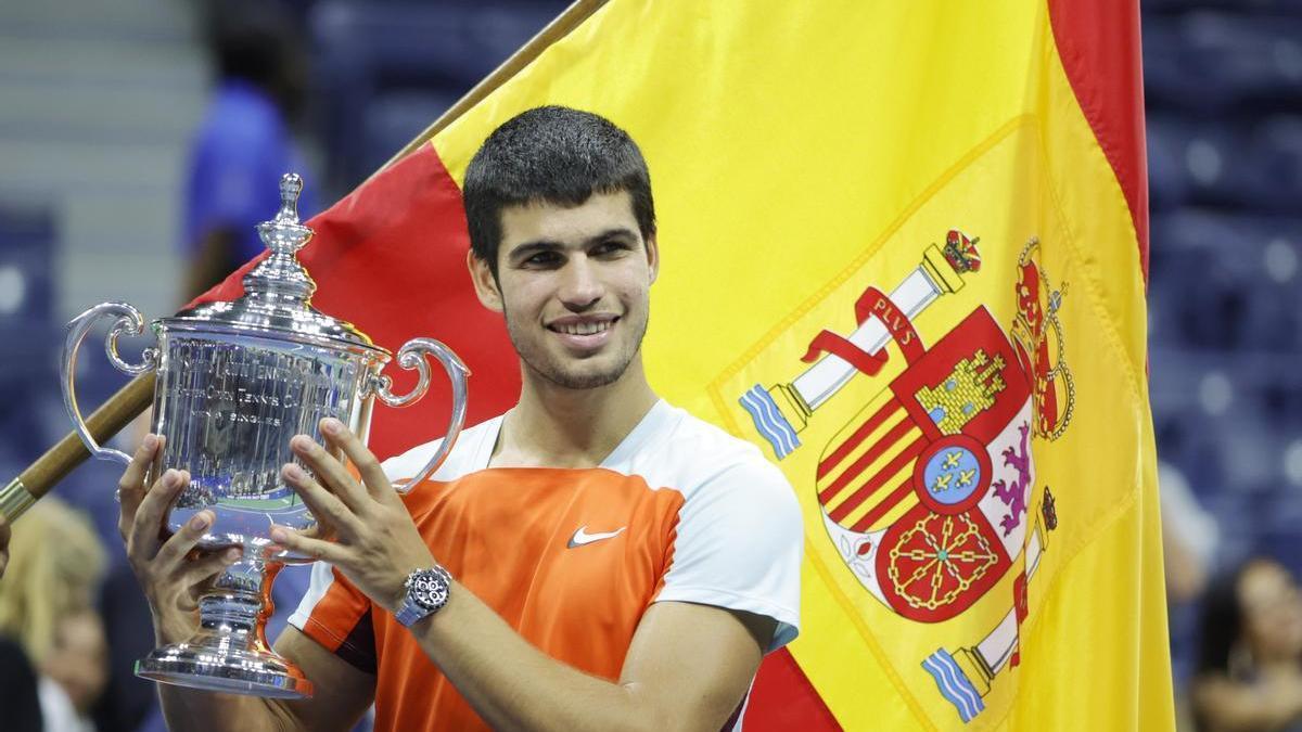 Carlos Alcaraz, con su trofeo de Grand Slam