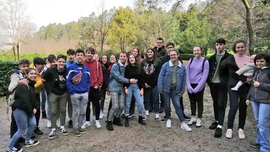 Los escolares de Soutomaior durante su visita al Pazo de Lourizán.  // FdV