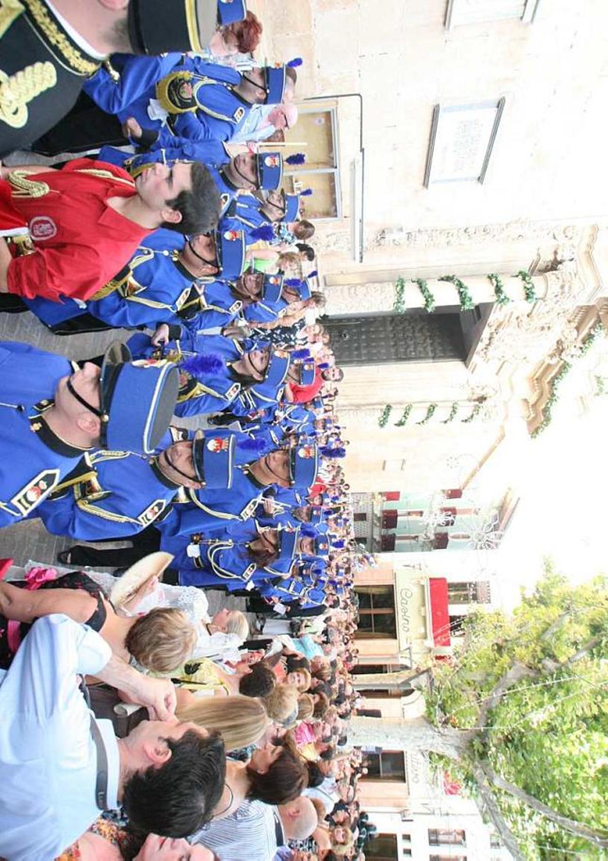 Miles de aspenses arropan a la Virgen de las Nieves durante la Salve