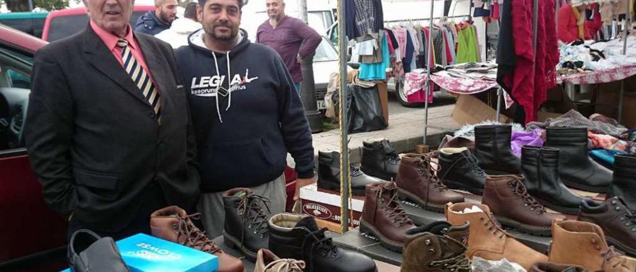 Fernando Duval y su hijo Enrique, ayer, en su puesto del mercadillo en la Alameda Vella. // Santos Álvarez