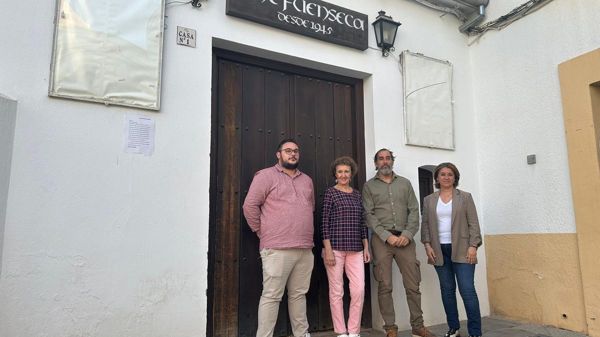 Grupo municipal de Hacemos Córdoba  las puertas del cine Fuenseca.