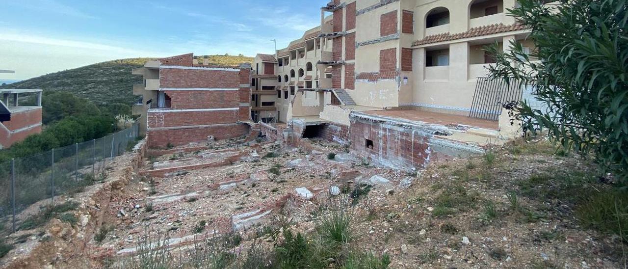 Foto de la zona donde estaba el edificio que se derrumbó de forma trágica el 25 de agosto del 2021, en el área residencial Font Nova de Peñíscola.