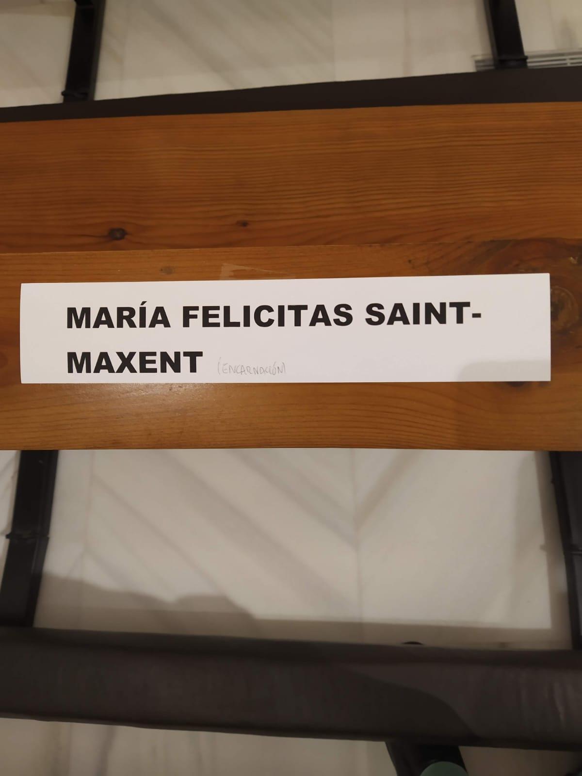 Cartel con el nombre de Felicitas de Saint-Maxent en la misa en su memoria en 2021.