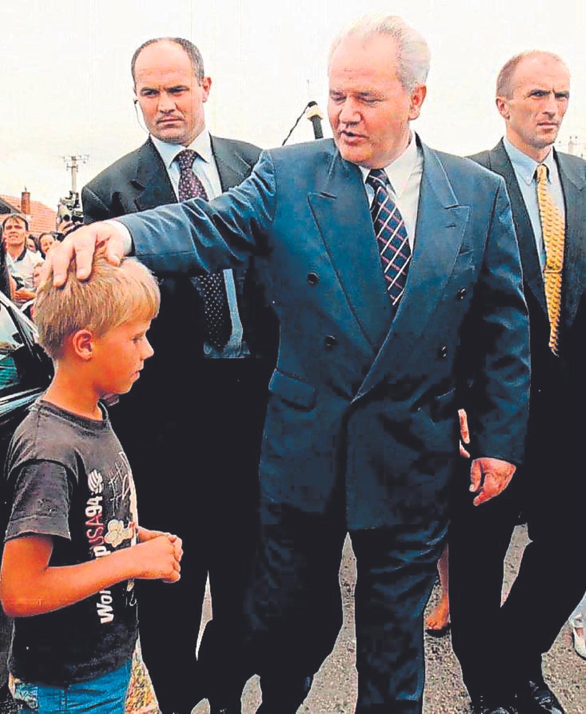 Slobodan Milosevic saluda a un niño en Gnjilane, a 50 kilómetros de Pristina, la capital de Kosovo, en 1997, antes del comienzo de la guerra.