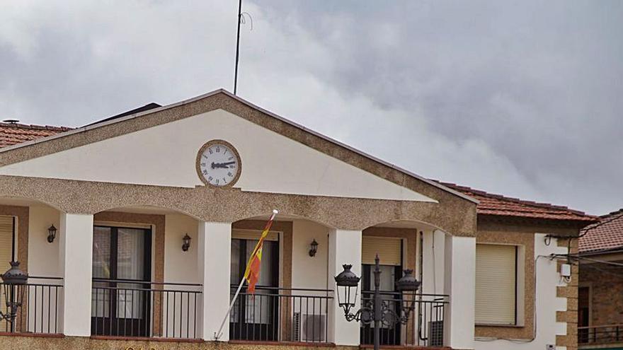 Fachada del Ayuntamiento de Rabanales, en Aliste.