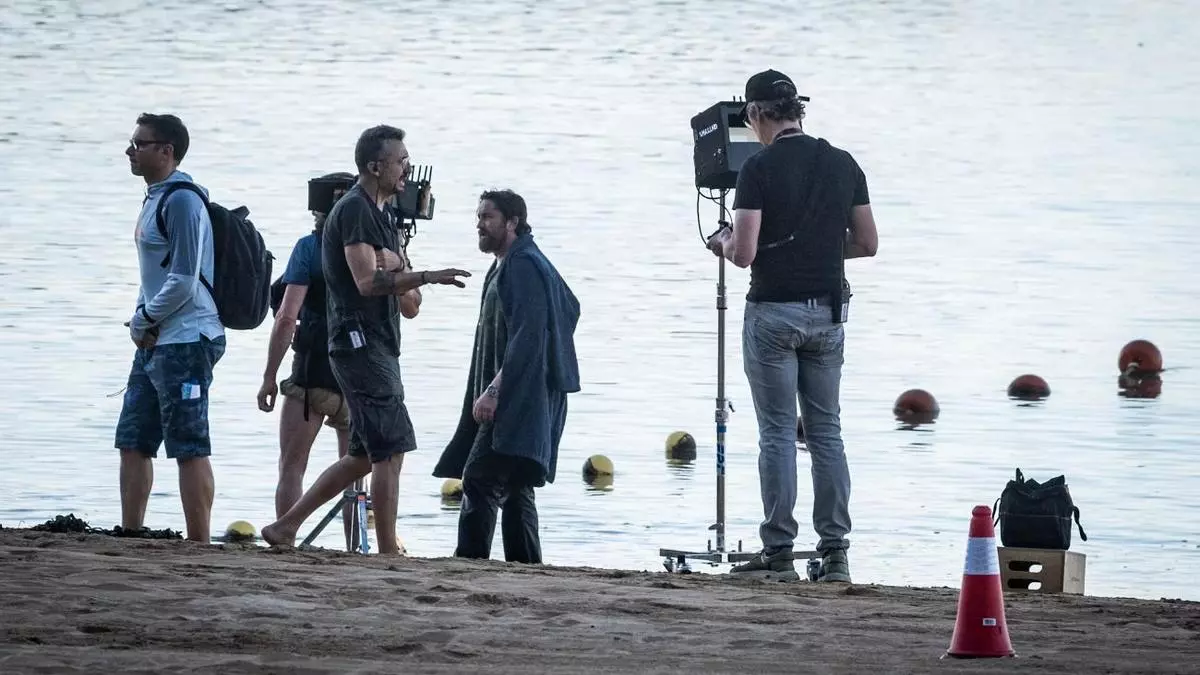 Gerard Butler se baña en Las Teresitas para el rodaje de 'Juego de ladrones 2'