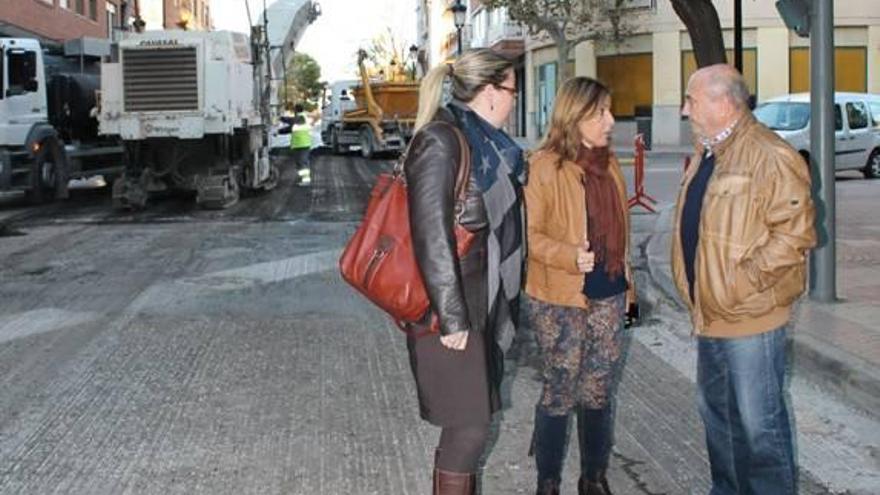 La alcaldesa visitó ayer las obras de asfaltado.