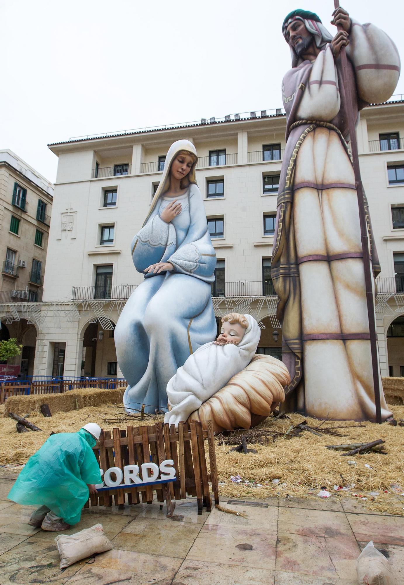 Arranca el desmontaje del Belén Gigante pese a la lluvia en Alicante