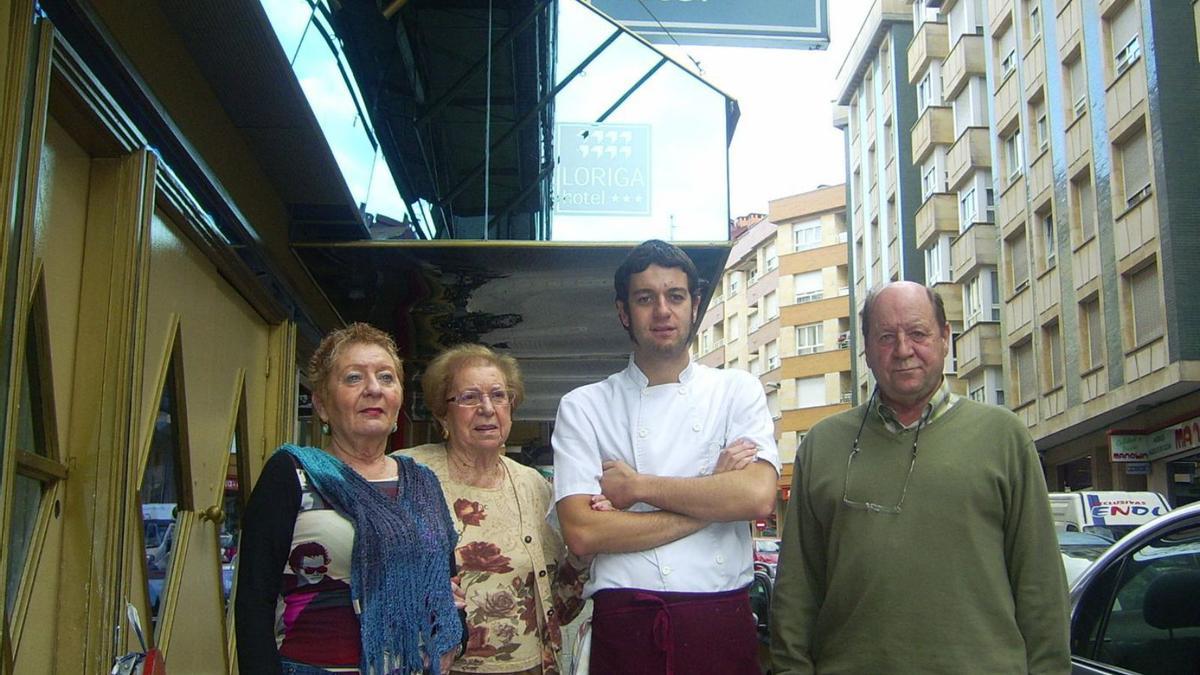 Rufino Riestra, a la derecha, junto a su familia, Juan Riestra, Pilar Fanjul y Pilar Riestra, en una imagen de archivo tomada delante del hotel Lóriga, en Pola de Siero. | LNE