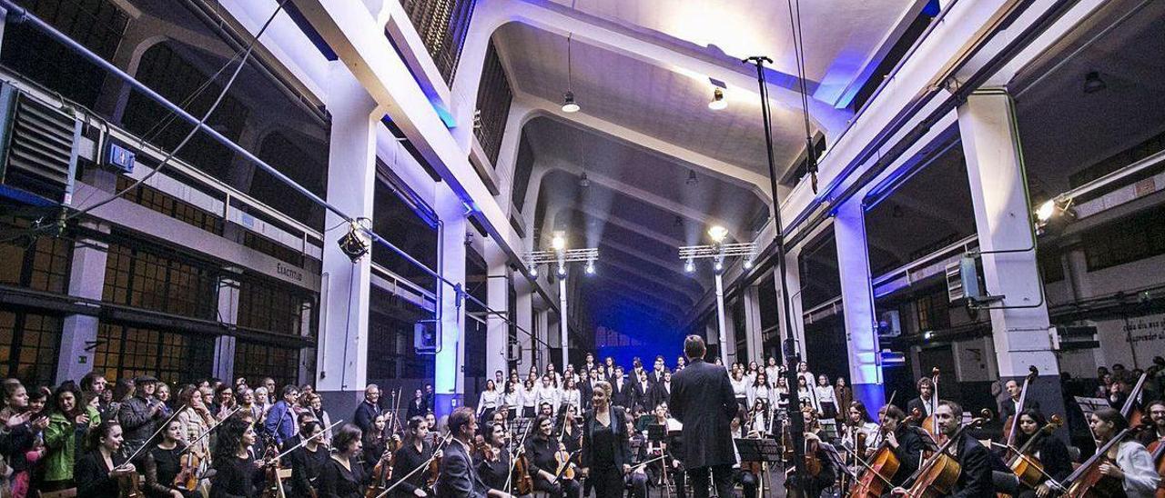 El concierto, en homenaje a la ciudad de Gdansk, del Joven Coro de la Fundación Princesa de Asturias, en la nave de Sánchez del Río, durante la última edición de los premios &quot;Princesa de Asturias&quot;.