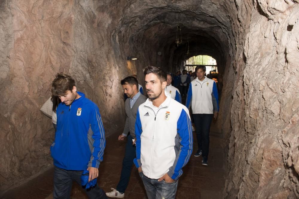 El Real Oviedo realiza la ofrenda floral a la Virgen de Covadonga