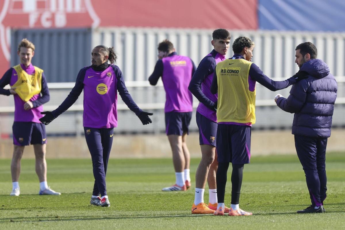 Varios jugadores, en un parón del ejercicio.