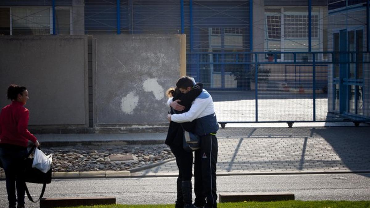 Un joven marroquí se abraza a sus familiares tras pasar 22 días detenido en el CIE de Barcelona.