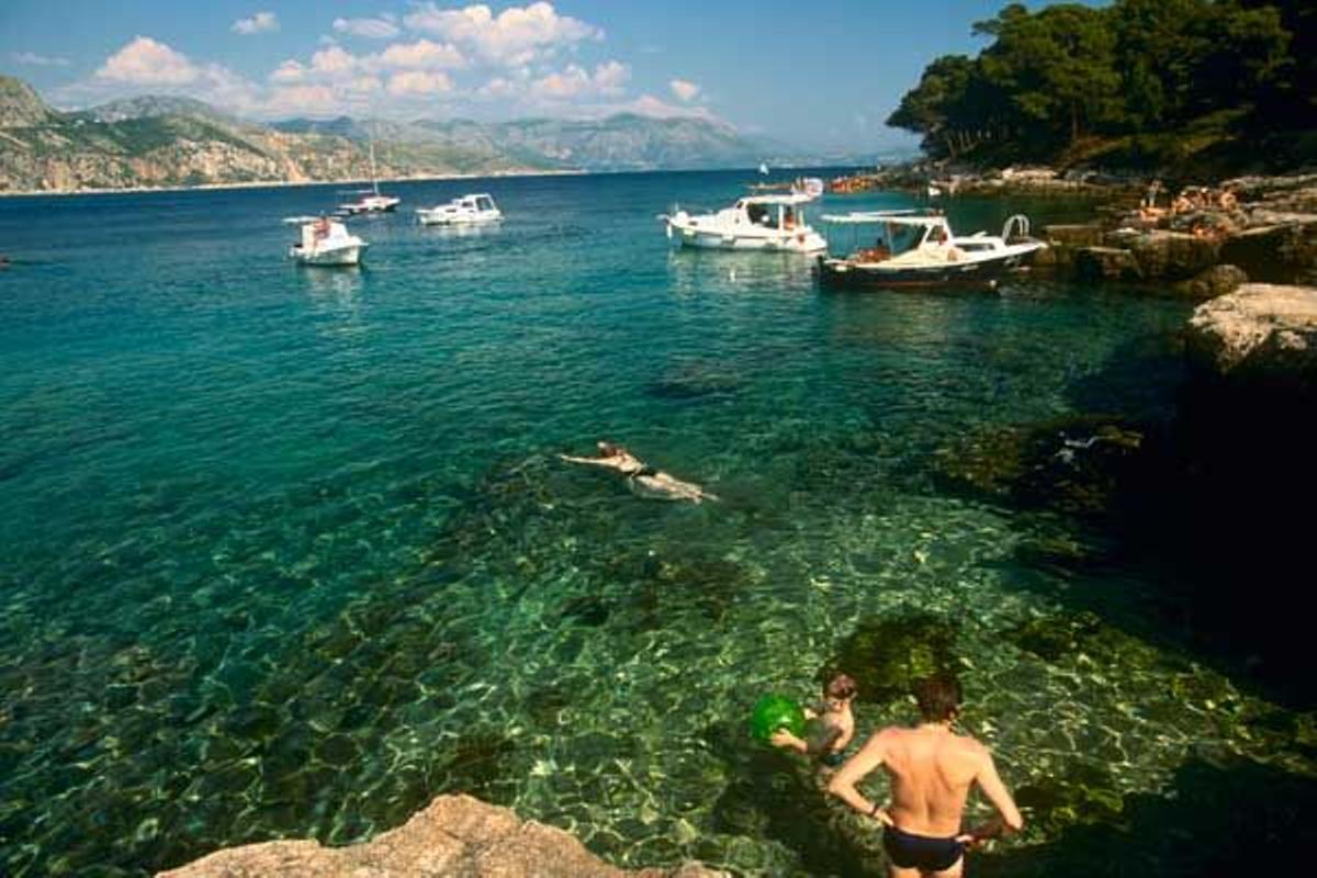 Bañistas en la isla de Lokrum.