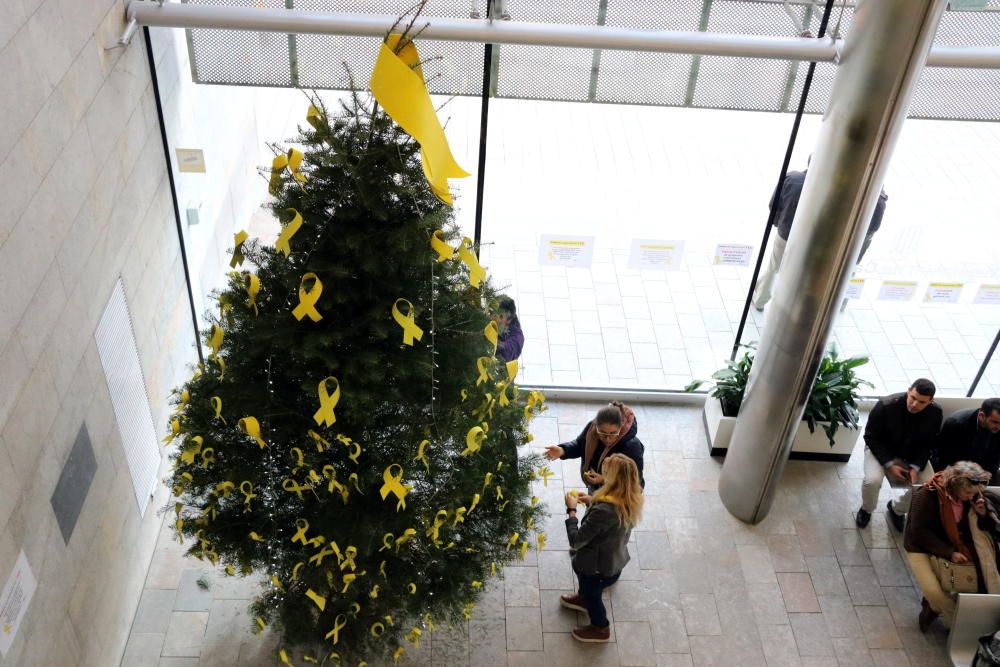 Tornen a omplir de llaços grocs l'arbre de Nadal de la Generalitat a Girona