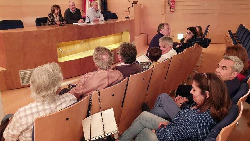 Asistentes a la asamblea celebrada ayer en la sede viguesa del Colegio Oficial de Médicos. // Marta G. Brea