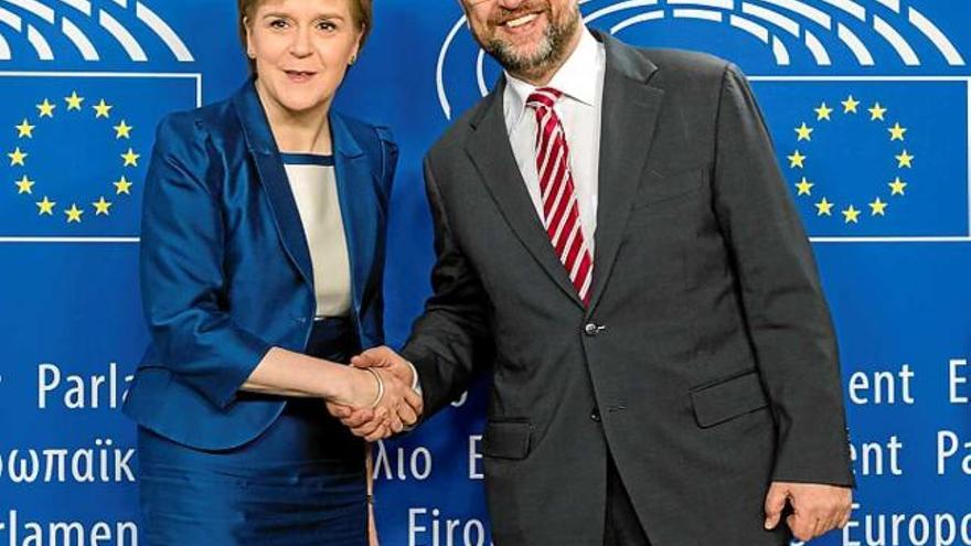 Sturgeon i Schulz, somrients, ahir, a Brussel·les