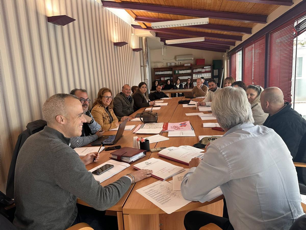 El presidente de la mancomunidad, Carlos Caro, (izquierda) y representates de los ayuntamientos, durante la celebración de la asamblea.