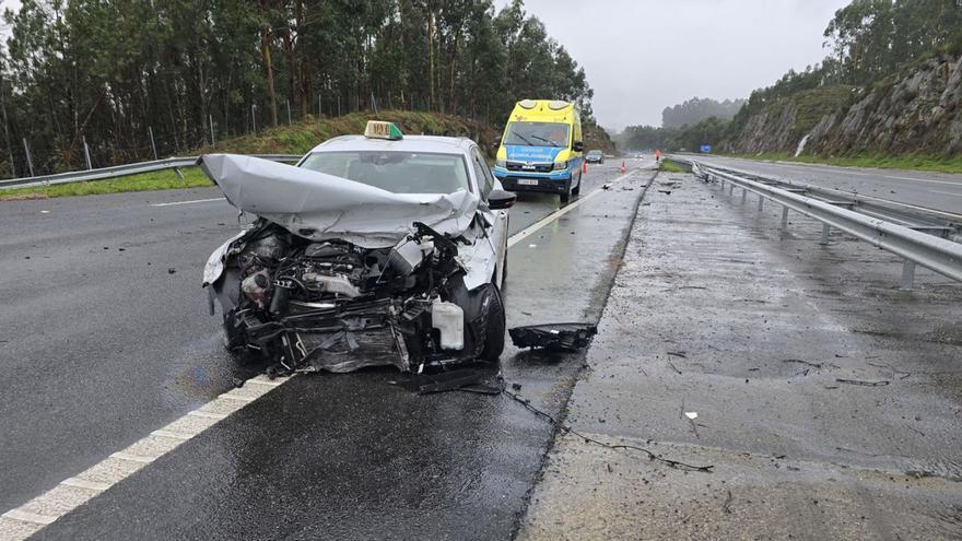 El taxi, destrozado, tras perder el conductor el control del vehículo. |  Gonzalo Núñez