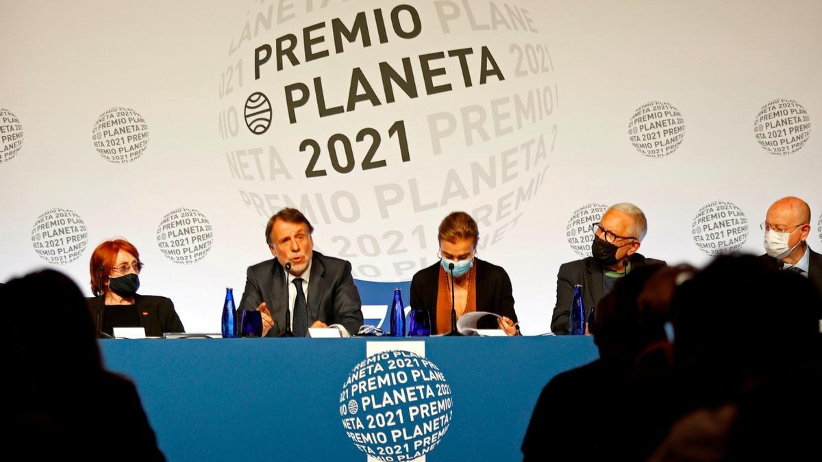 El presidente del Grupo Plantea, José Creuheras (segundo por la izquierda), con el resto del jurado de la 70ª edición del Premio Planeta, este jueves.