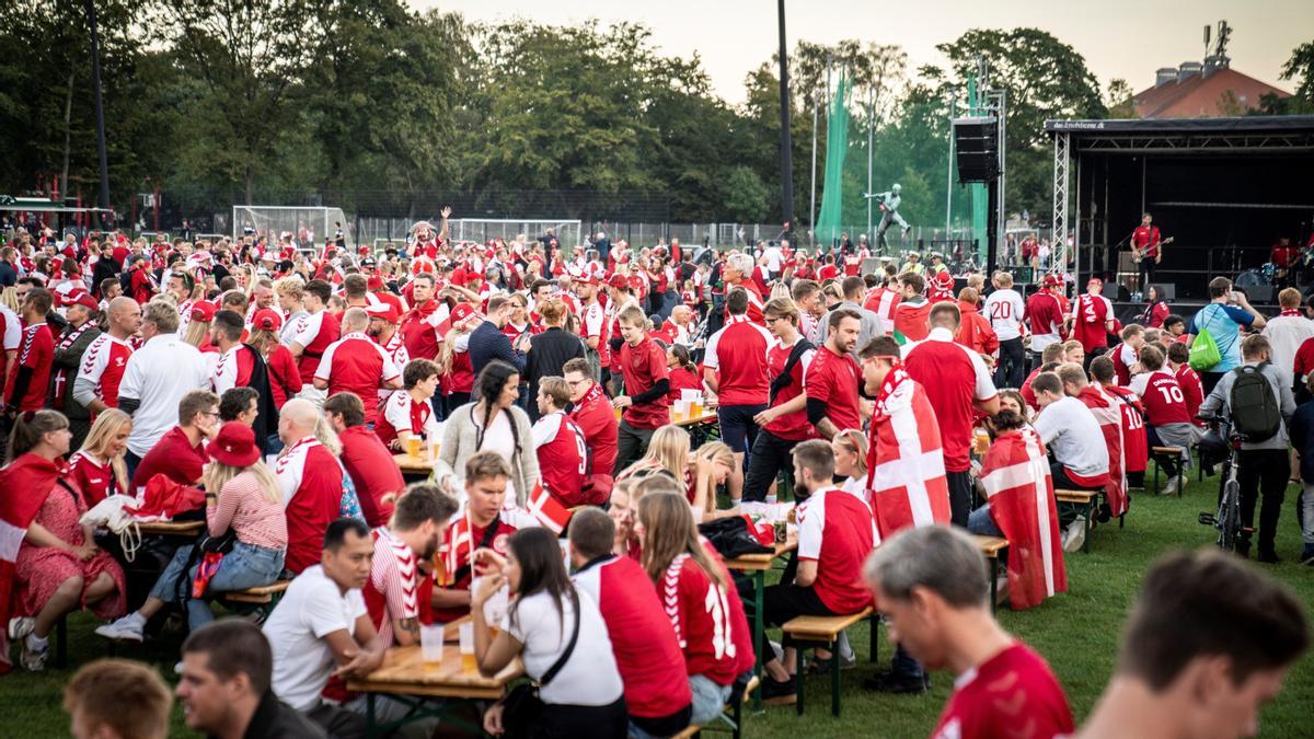 Público para presenciar el partido de fútbol entre Dinamarca e Israel