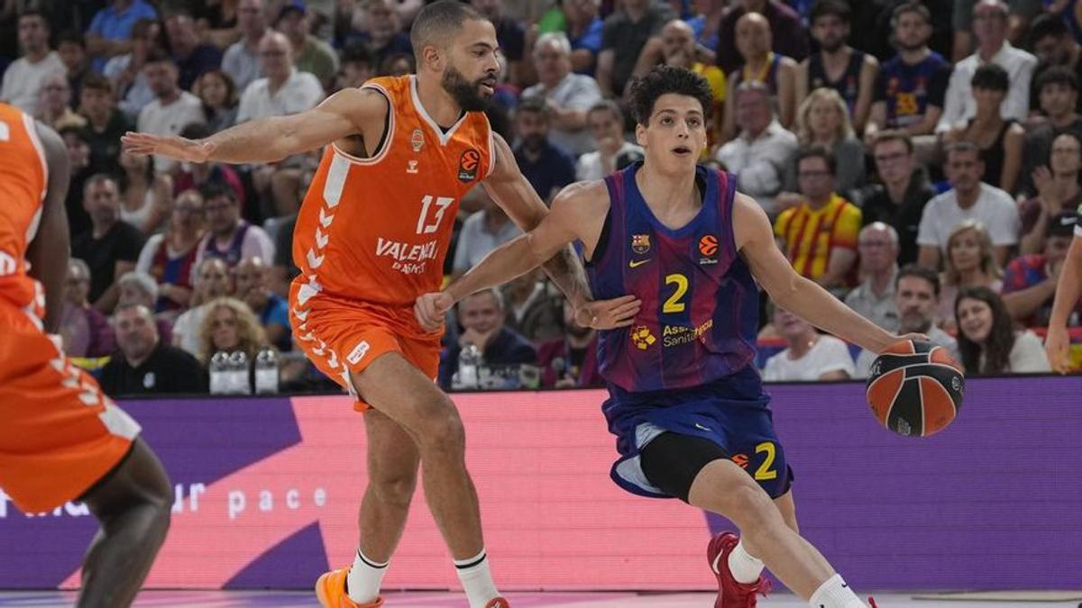 Darius Thompson defiende a un jugador local durante el FC Barcelona - Valencia Basket de la Euroliga 2025