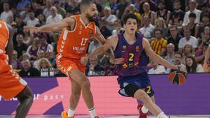 Darius Thompson defiende a un jugador local durante el FC Barcelona - Valencia Basket de la Euroliga 2025