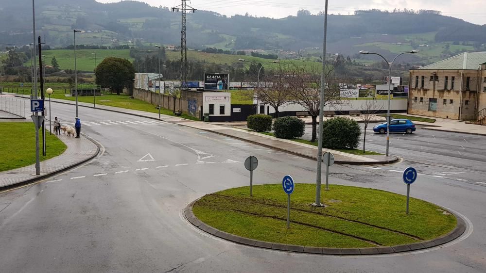 Un conductor atraviesa dos rotondas en Villaviciosa