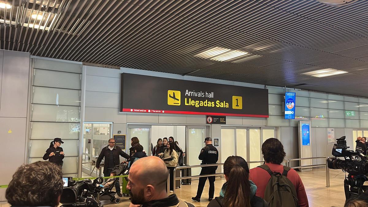 La sala de llegadas de la Terminal T1 de Barajas donde se agolparon un centenar de medios a la espera de Rubiales.