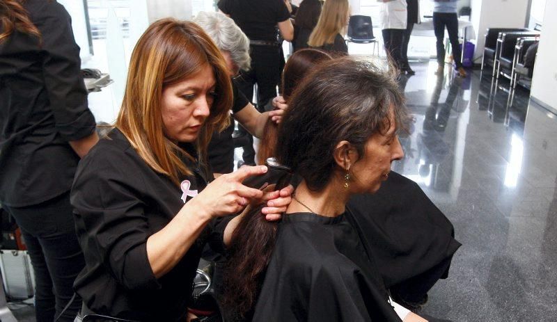 Más de 70 mujeres se cortan el pelo en la Quirón para sumarse a la lucha contra el cáncer