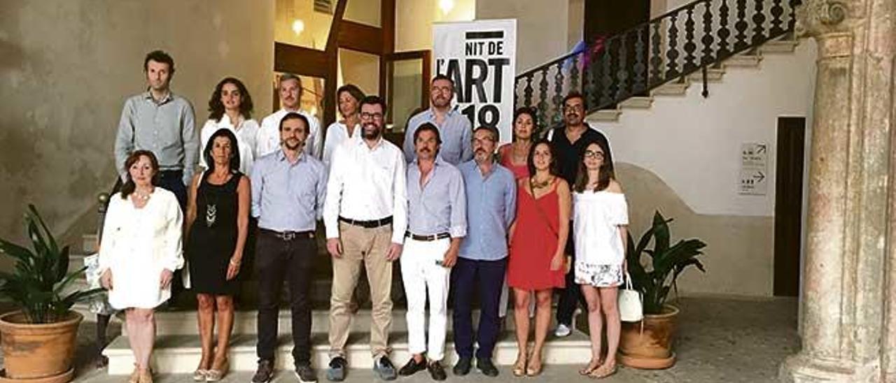 Galeristas, instituciones y colaboradores de la Nit de l´Art, ayer, en Can Balaguer.