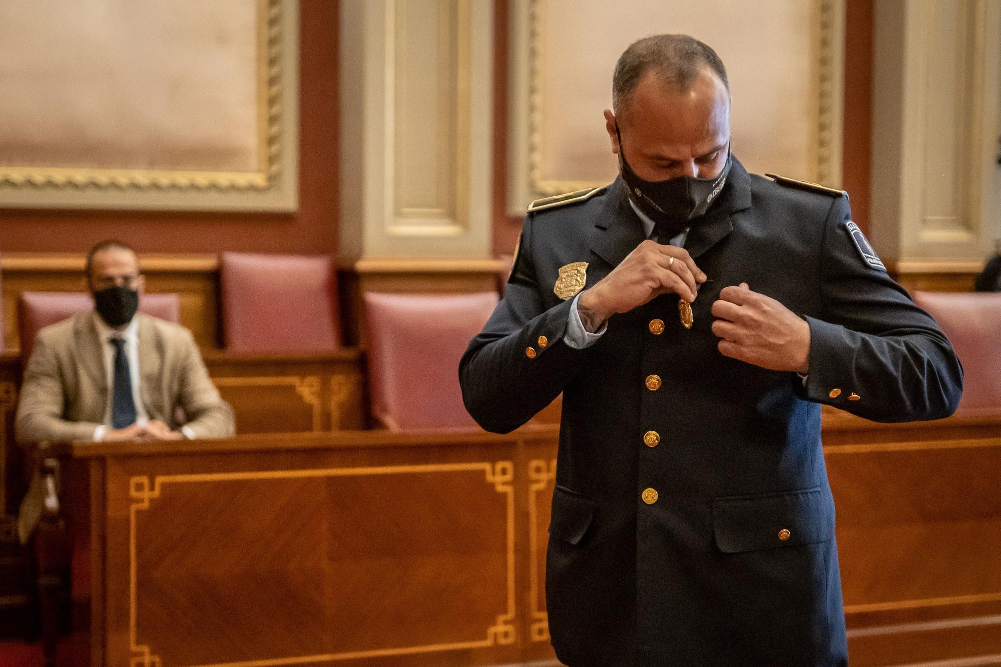 Entrega medallas a la Policía Local Santa Cruz