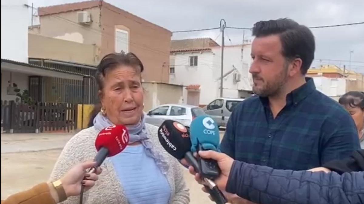 Una vecina del barrio del Cementerio Viejo de Elche junto a Pablo Ruz